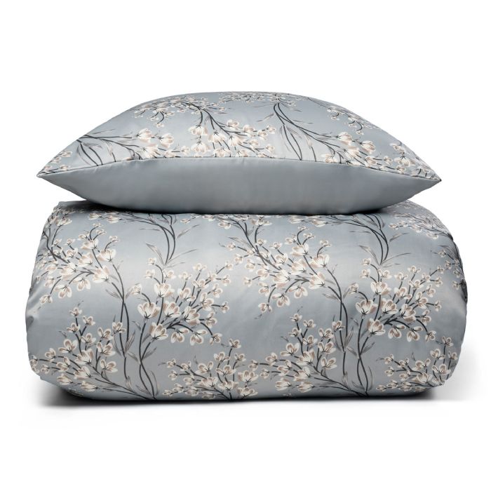 Blomstret sengetøj - Lyseblåt sengesæt i vendbart design - Satin sengetøj - IN Style sengelinned