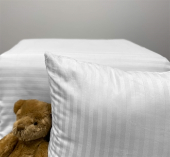 Se Junior sengetøj i 100% bomuldssatin - 100x140 cm - Hvidt ensfarvet sengesæt - Borg Living sengelinned hos Shopdyner.dk