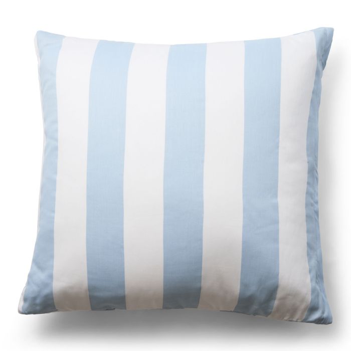 Pudebetræk i 100% blødt og lækkert bomuldssatin - 60x63 cm - Lyseblåt og hvidt - Nordic Stripe pudebetræk fra By Night